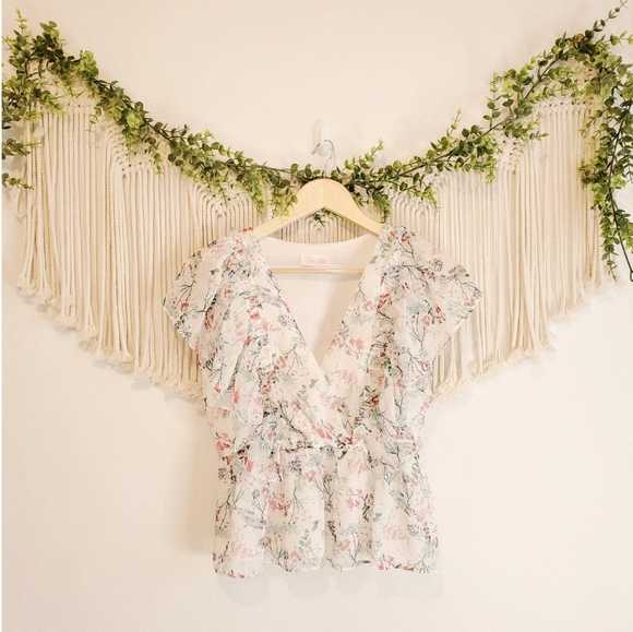 Pink Lily Tops - PINK LILY Floral Metallic Ruffle V Neck Top sz S